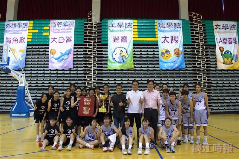 2025-06-02-a4 113學年度院際盃女籃冠亞軍於頒獎後進行大合照。(攝影/彭證睿)
